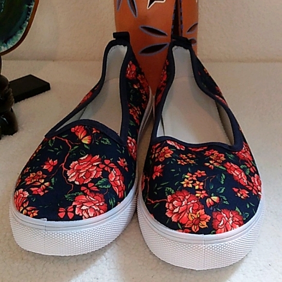 SALE! NWT! Skyline Collection Super Cute Floral Shoes - Picture 4 of 7